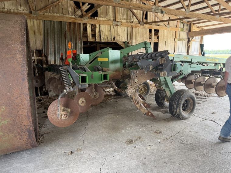 2004 John Deere 2700