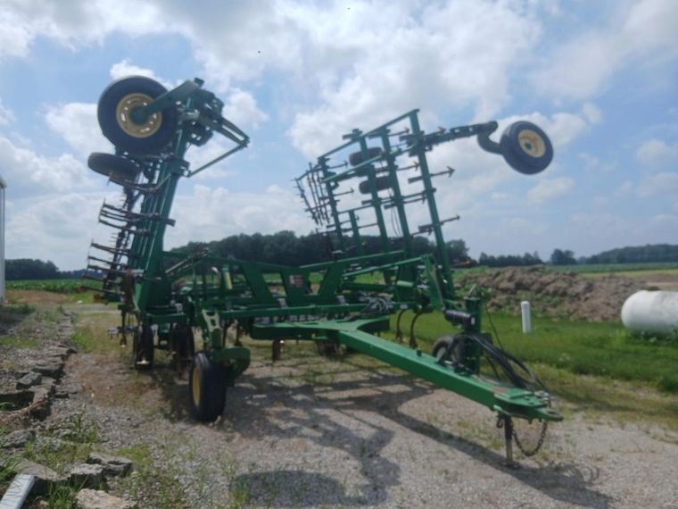 2011 John Deere 2210