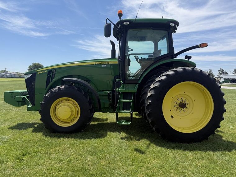 2014 John Deere 8260R