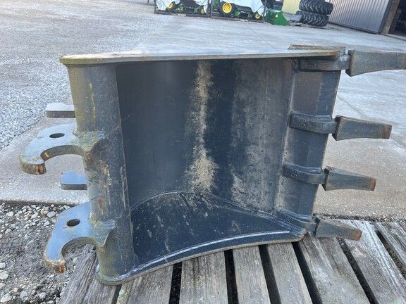 2018 John Deere AT316563G 24" Bucket (50G/50P)
