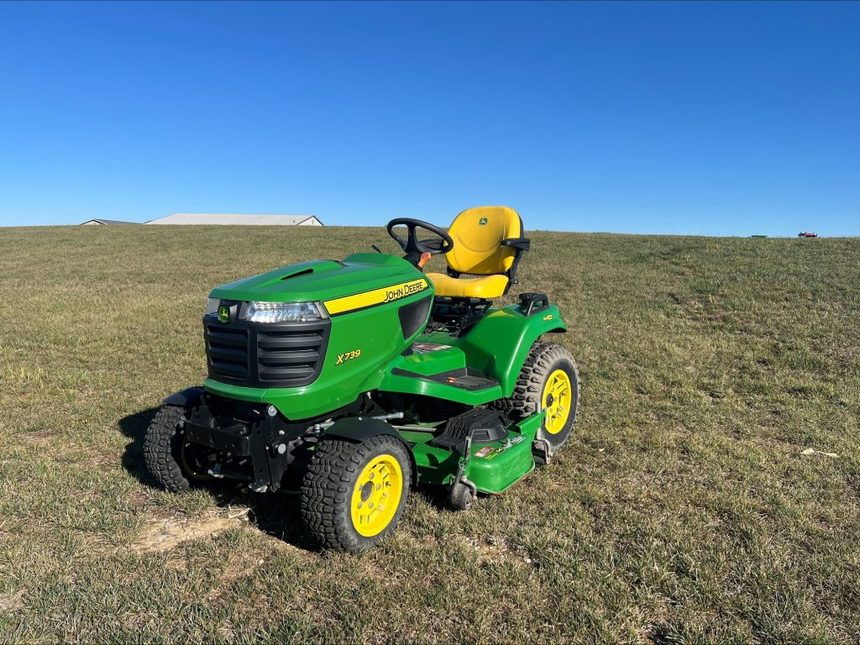 2023 John Deere X739