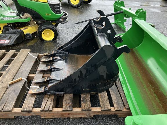 John Deere BYT10983 30in Bucket (50G/50P)